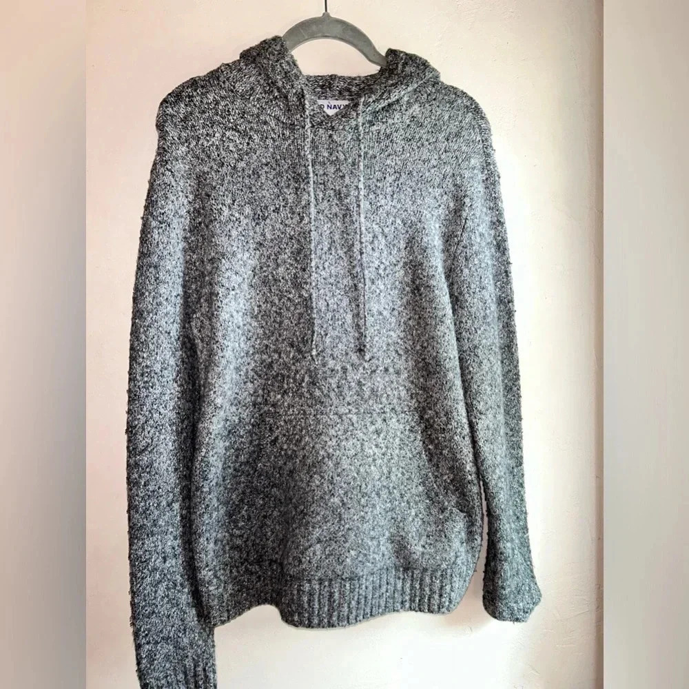 Men’s Old Navy size small hooded sweatshirt. Super warm + cozy. Grey. Like new!